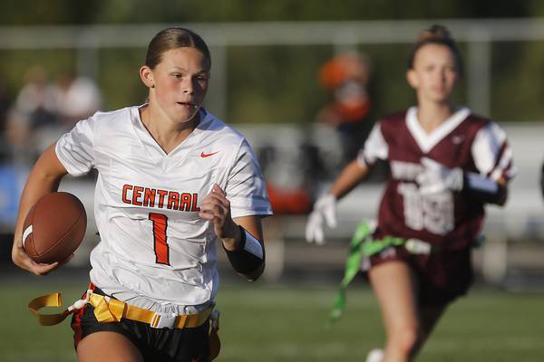 Ryleigh Smith, Ruby Macke shine as Crystal Lake Central beats Prairie Ridge