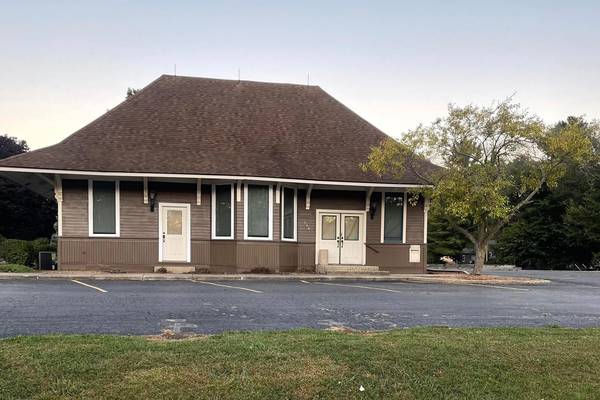 Mendota couple opens vintage candy and antiques store in historic depot