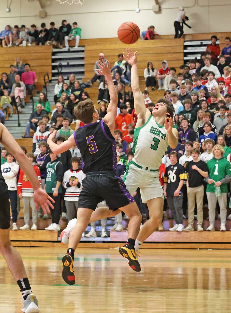 York’s AJ Levine (3) puts up a shot against Downers Grove North during a boys varsity basketball game on Saturday, Feb. 10, 2024 in Elmhurst, IL.