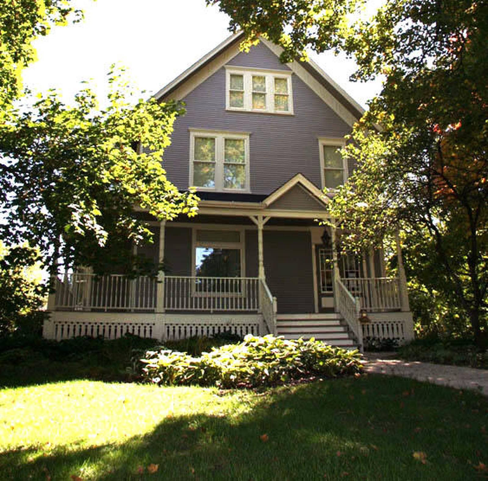 Downers Grove exhibit celebrates 125th anniversary of Victorian