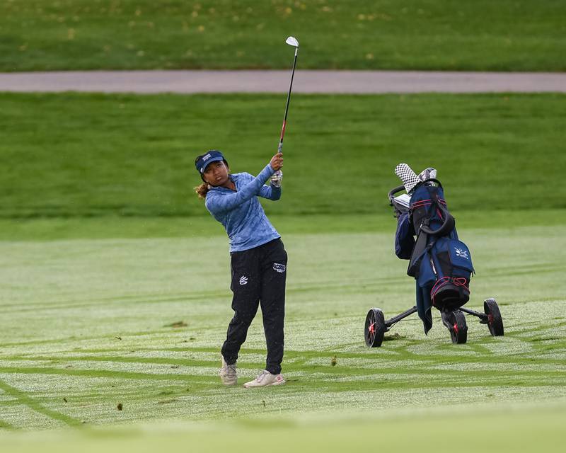 Oswego East Shyell Lowe gets on the green during the regional match held on Thursday Sep. 28, 2023 held at Whitetail Ridge in Yorkville.