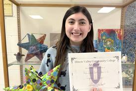 Putnam County High School student receives art show award