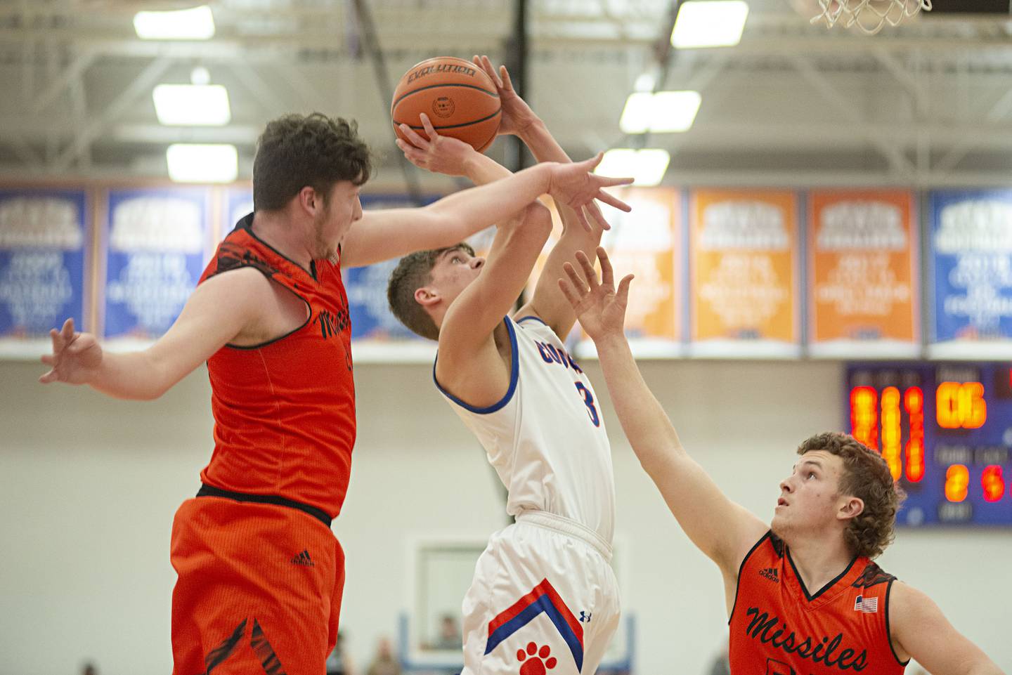 Boys basketball Eastland capitalizes on fastbreak points, wins battle