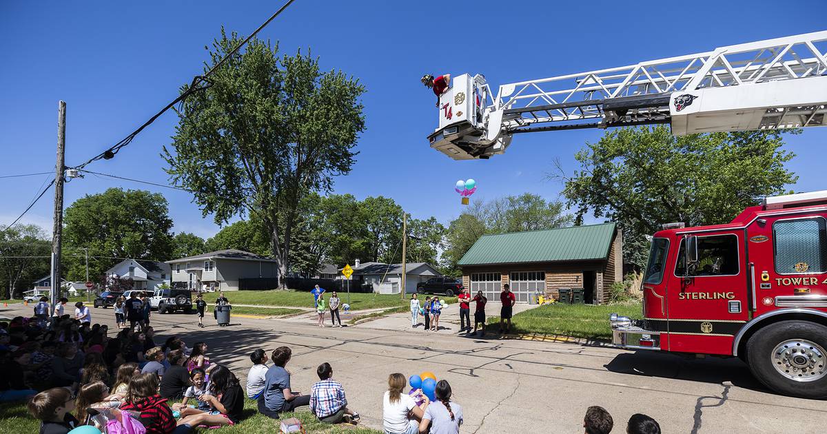 Lincoln Elementary students simulate space landings with egg drop science project