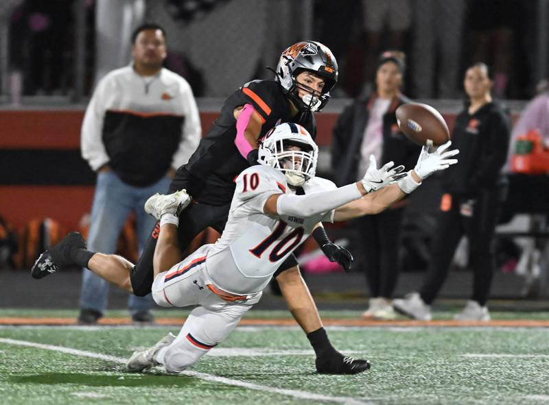 Oswego's MARIANO VELASCO (10) attempts to catch a deep pass during the conference game against Minooka on Friday, OCT. 10, 2025, at Minooka.