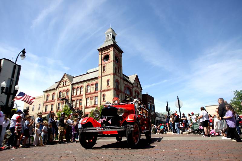 A Memorial Day parade enters the square in downtown Woodstock on Monday, May 26, 2025.