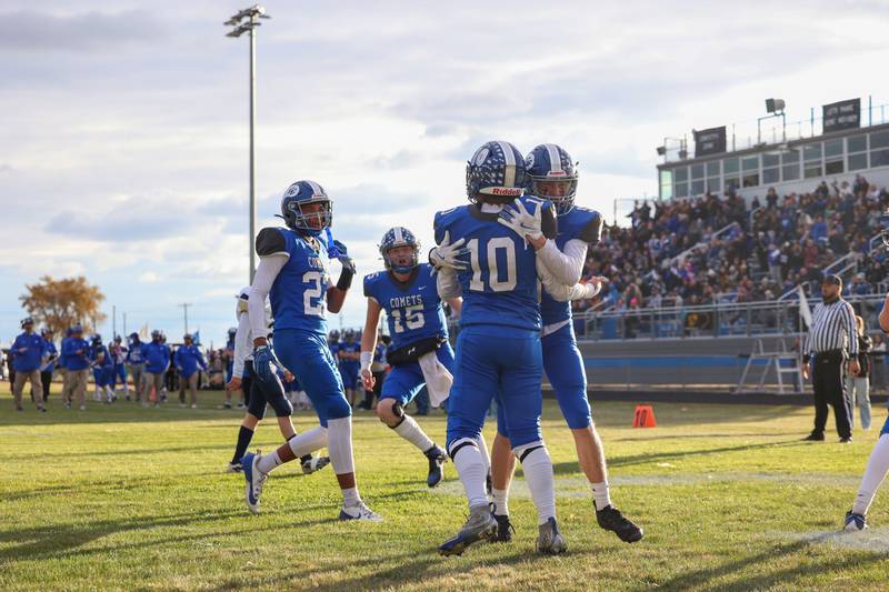 Clifton Central's Blake Chandler (10) is celebrated by teammates after scoring a touchdown during the Comets' 24-6 victory over Knoxville in the Class 1A first-round playoff game on Saturday, Nov. 1, 2025.