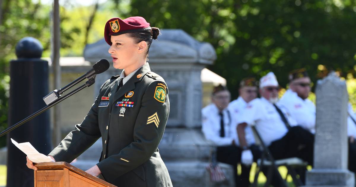 Photos: Oregon hosts Memorial Day service at Riverside Cemetery