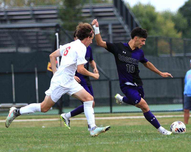 Rochelle's Antonio Ruiz kicks the ball during a game with Ottawa.