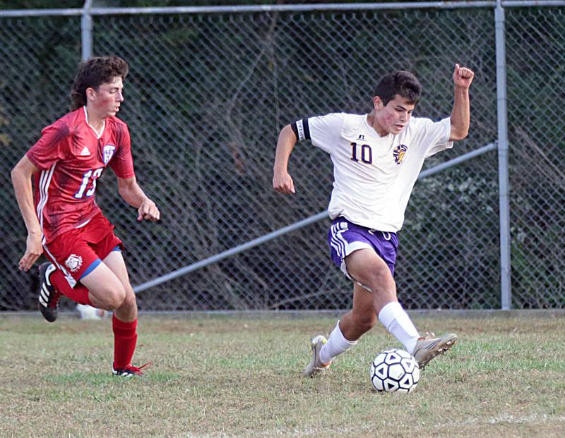 Mendota's Yahir Diaz (10) sprints ahead of Streator's Keaton Yedinak (13) to score a second-half goal Monday, Sept. 13, 2021, in Streator.