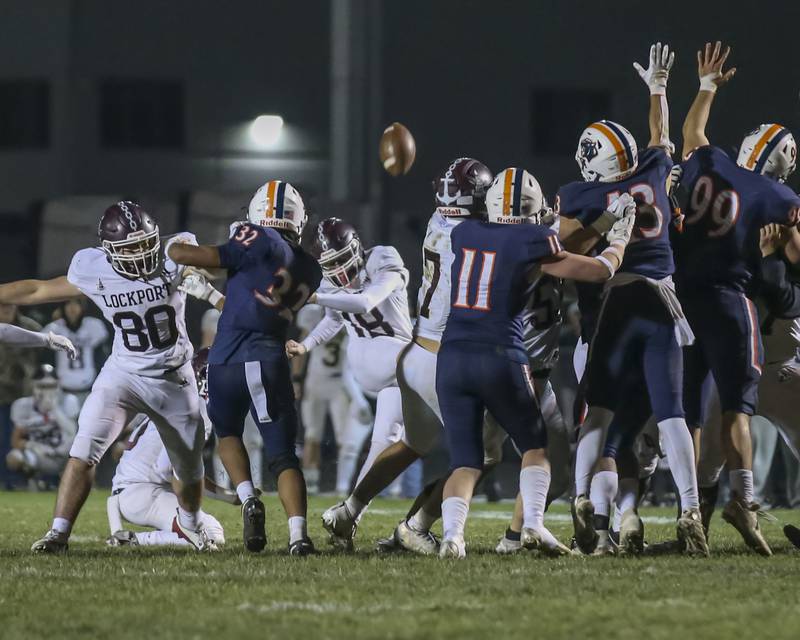 Lockport's Zane Szynkowski (18) attempts a last second field goal that fell short during Class 8A semifinal football game between Lockport at Oswego. Saturday, Nov 22, 2025 in Oswego.