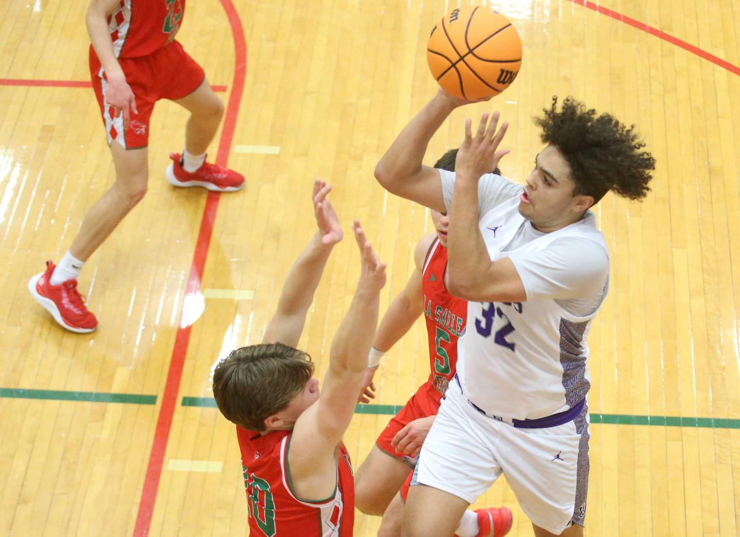 Dixon's Darius Harrington drives to the hoop as L-Ps Braylin Bond defends during the Class 3A Regional semifinal game on Wednesday, Feb. 26, 2025 in Sellett Gymnasium at L-P High School.
