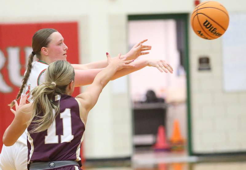 L-P's Alexus Hines looks to pass the ball around Morris's Alyssa Jepsen on Monday, Feb. 9, 2026 in Sellett Gymnasium at L-P High School.