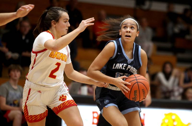 Lake Park’s Kira Holliday gets past Batavia’s Brooke Carlson (2) during a game at Batavia on Tuesday, Dec. 6, 2022.