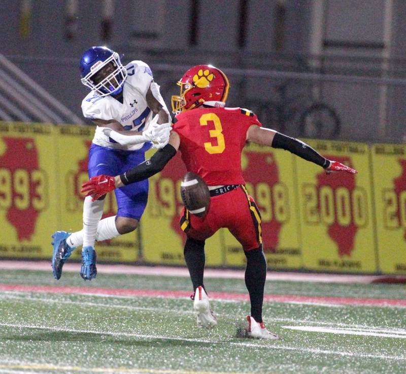 Batavia’s Kyle Porter (right) breaks up a pass to Phillips’ Casterdaryl McKinnon during the season-opener in Batavia on Friday, Aug. 25, 2023.