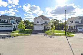 Single-family home sells in Woodridge for $835,000