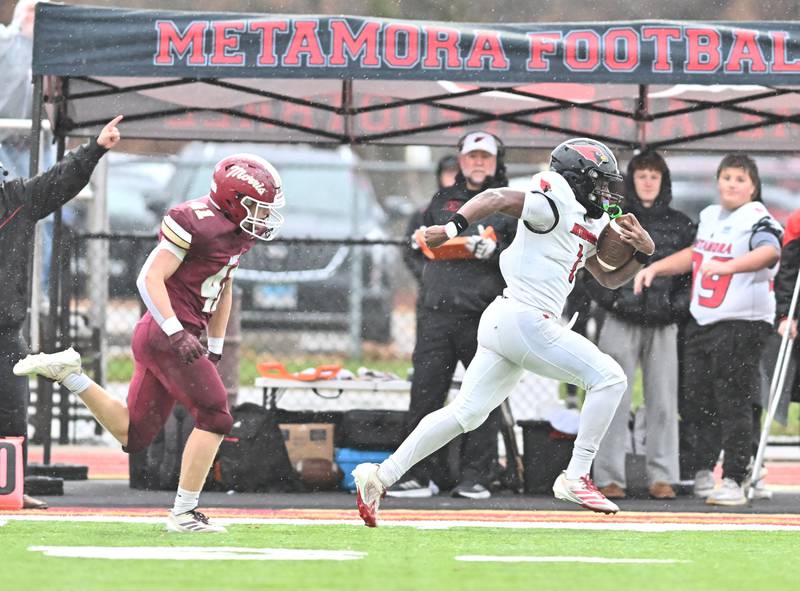 Metamora's Jaiduan Cranford (1) races to the end zone during the class 4A second round playoff game against Morris on Saturday, NOV. 08, 2025, at Morris.