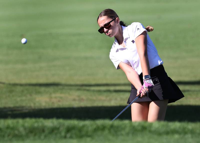 Rochelle’s Alexa Undesser chips onto the second green Tuesday, Sept. 23, 2025, during the Interstate 8 girls golf meet at the Sycamore Golf Club.