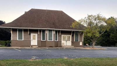 Mendota couple opens vintage candy and antiques store in historic depot