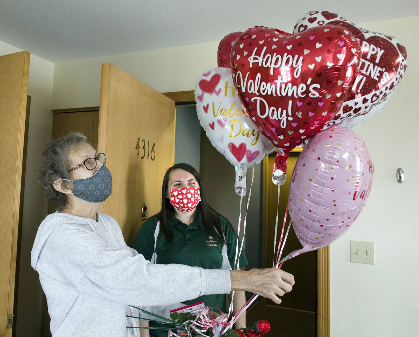 Elsa Stone, a Timbers of Shorewood resident, received a special Valentine’s Day surprise from Maddie Collins Timbers employee. Families of residents, Timbers’ neighbors and local businesses purchased packages for residents. The package included a chocolate rose, a heart-shaped balloon, and a personalized card. The $1600 raised from the event was donated to the Alzheimer’s Association.