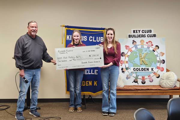 Rochelle Kiwanis Golden K donates to Hub Hickory Nuts 4-H club