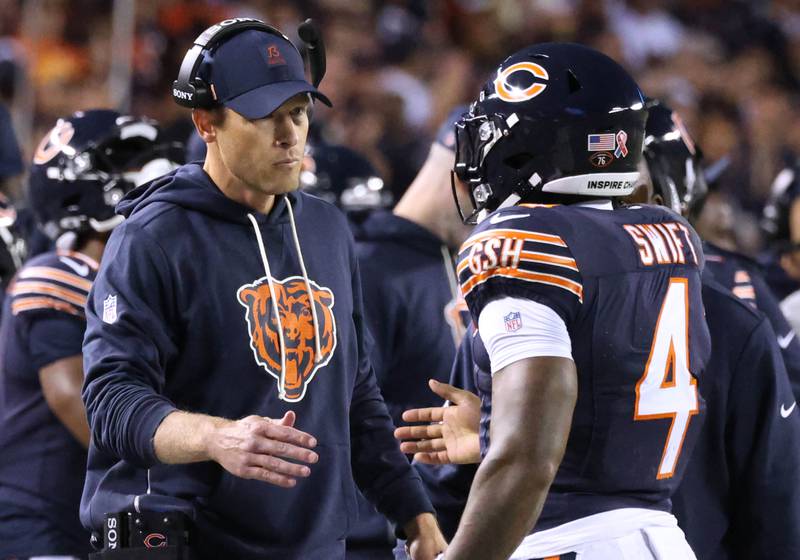 Chicago Bears Head Coach Ben Johnson congratulates running back D'Andre Swift after a Bears scoring drive during their game against the Minnesota Vikings Monday, Sept. 8, 2025, at Soldier Field in Chicago.