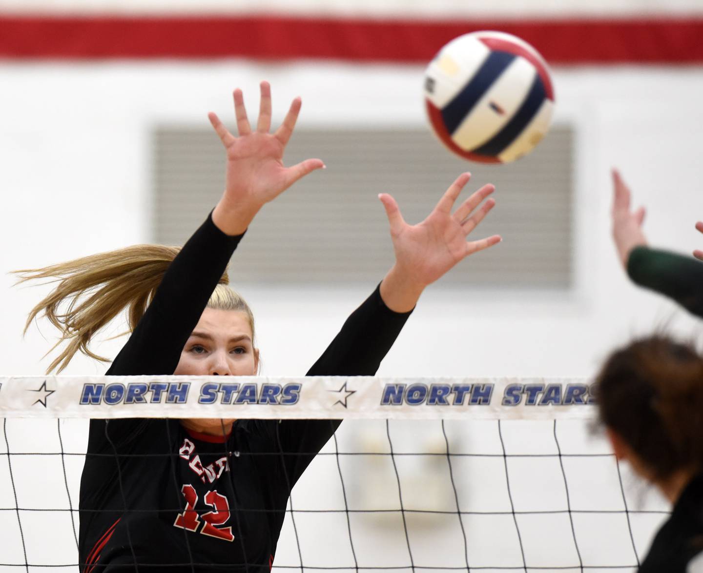 Joe Lewnard/jlewnard@dailyherald.com
Benet Academy’s Lynney Tarnow blocks a Glenbard West kill attempt during the Class 4A girls volleyball sectional final at St. Charles North Wednesday.