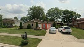 Single-family home sells in Orland Park for $375,000