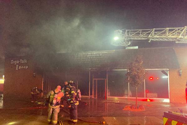 Fire breaks out in Joliet commercial building Saturday morning