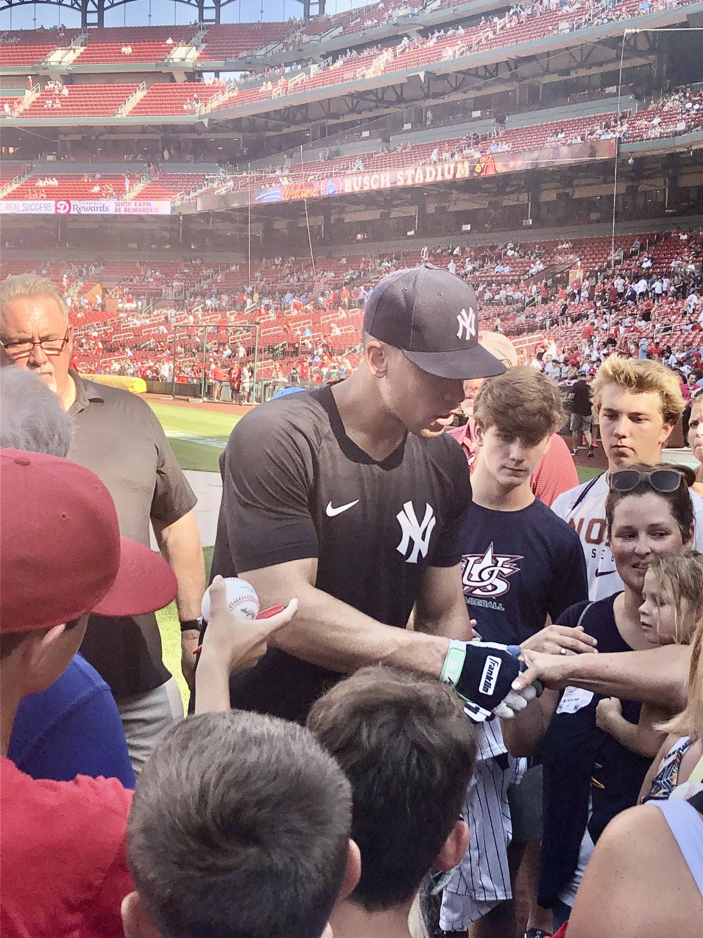 Yankees slugger Aaron Judge greets a gathering of young fans prior to Saturday's game in St. Louis.
