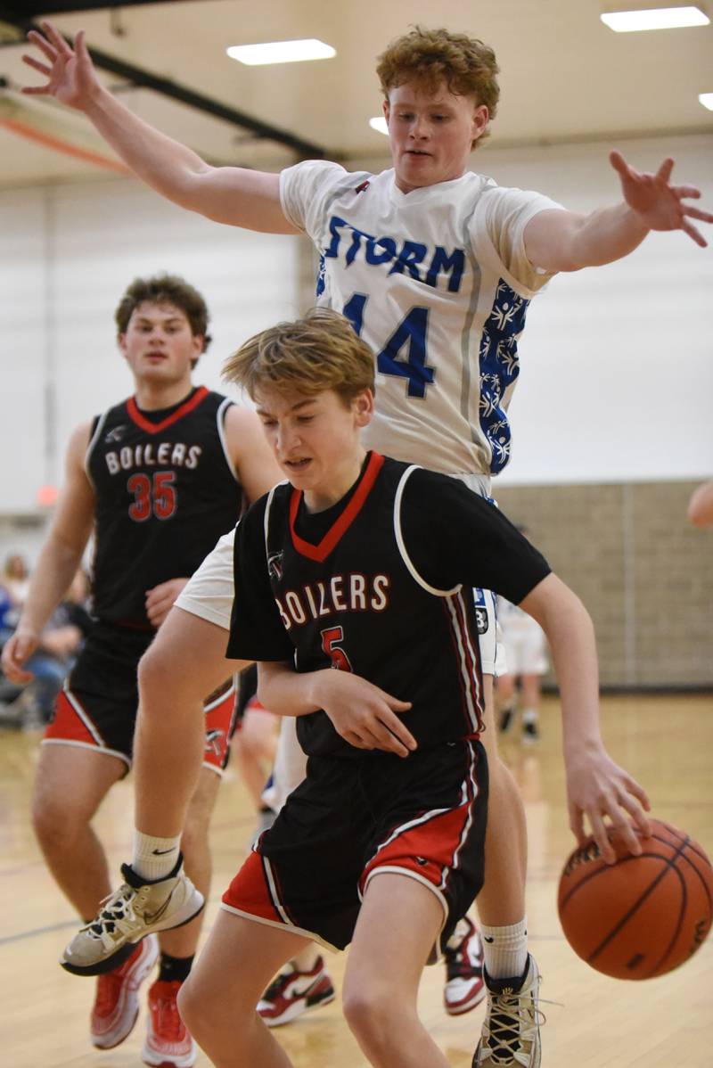Bradley-Bourbonnais' Everett Schierholz (5) makes a no-look pass as Mt. Vernon's Parker Johnson defends during the IHSA Special Olympics Unified Basketball Division 1 State championship at the University of Illinois Activities and Recreation Center Saturday, March 15, 2025.