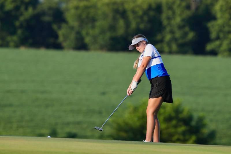 Princeton's Addie Hecht putts during Thursday's meet at Wyaton Hills.