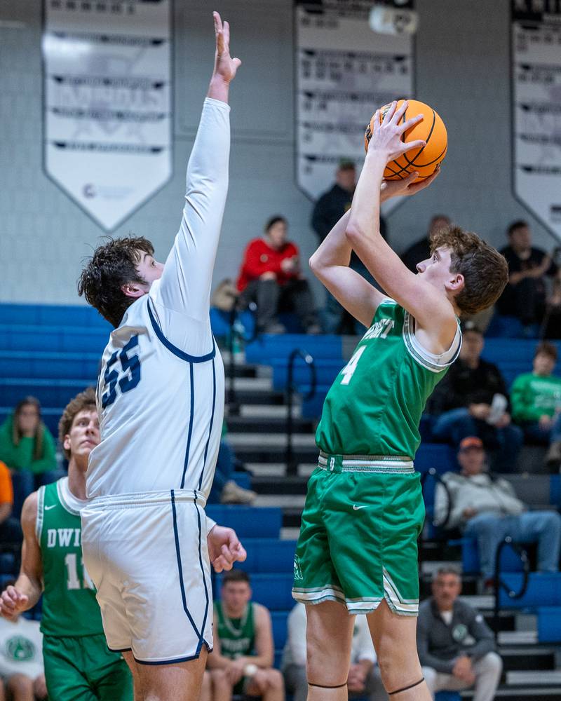 Jack Statler (4) of Dwight pulls up for midrange shot as Kayden Eilts (55) of Fieldcrest attempts to contest on Monday, December 15, 2025 at Fieldcrest High School in Minonk.