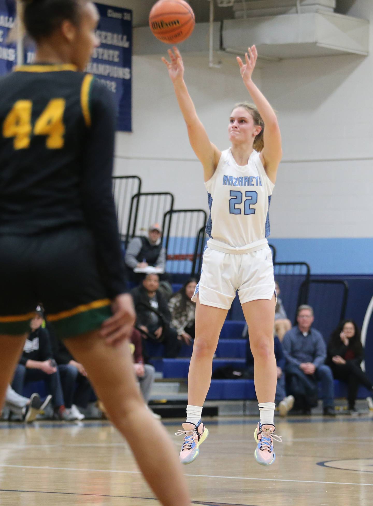 Gracie Carstensen de Nazareth (22) dá uma tacada durante o jogo de basquete feminino entre Fremd e Nazareth na segunda-feira, 9 de janeiro de 2023 em La Grange Park, IL.