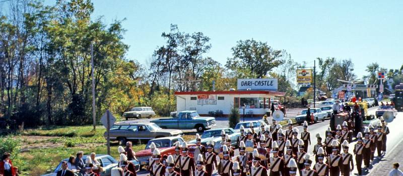 A popular eating spot and hang out, the Dari-Castle was on Bridge Street between Van Emmon and Fox Road. It was torn down in 1972 to make way for the Yorkville National Bank driveup. It is shown in this late 1960s or early 1970s photo of the YHS Homecoming parade. (Photo from YHS Alumni Keep Homecoming Traditions Alive)