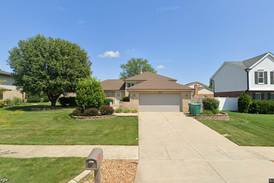 Single-family home sells in Orland Park for $426,000