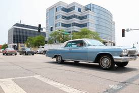 5,000-plus classic cars roll through Kankakee on Tuesday