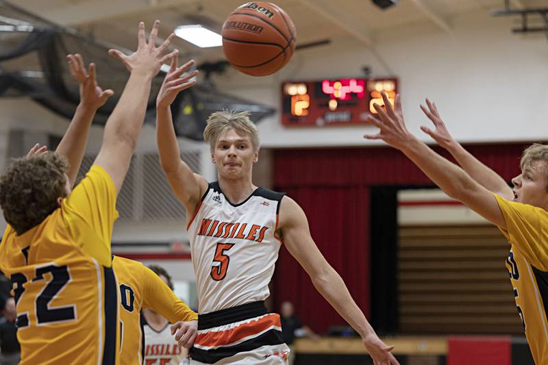 Milledgeville’s Bryce Aude makes a pass Monday, Dec. 19, 2022 against Polo in the Forreston Holiday Tournament.