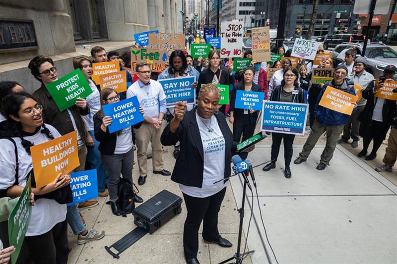 Pastor and environmental activist Veronica Johnson speaks to protestors at an Oct. 19 rally to pressure the Illinois Commerce Commission into rejecting utilities’ requested gas rate increases.