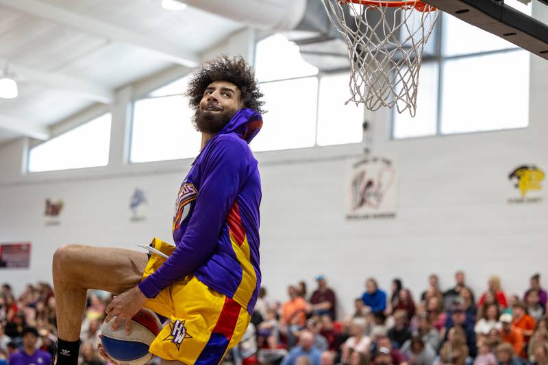Tyler “Sky-Rise” Cronk (35) of the Harlem Wizards performs the ‘Ryder’ dunk on Wednesday, April 16, 2025 at Woodland High School in Streator.