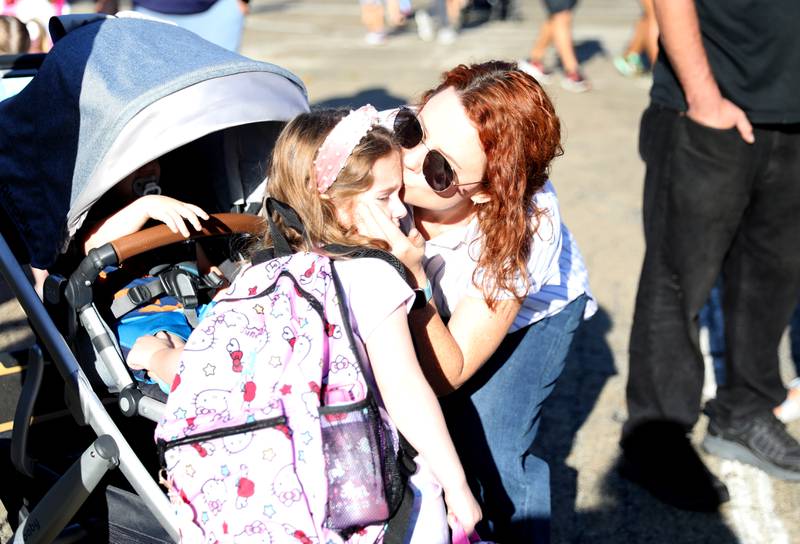 Erin Gridelli kisses her daughter, June, on her first day of kindergarten on Friday, Aug. 16, 2024 at Kingsley Elementary School in Downers Grove.