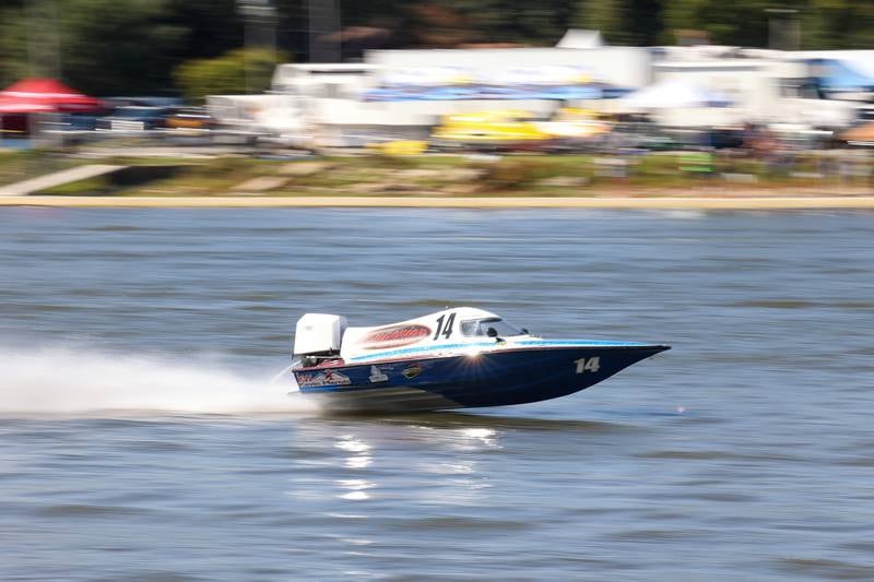 The sun reflects off of Tyler Petersen's boat in the VP75 heat race Sunday, Aug. 31, 2025, during the Kankakee River Valley Regatta.