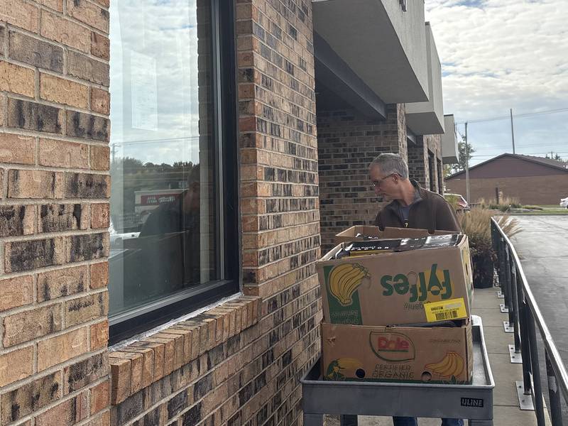 Volunteer Mike Phillips brings food into the Woodstock Food Pantry Oct. 31, 2025.