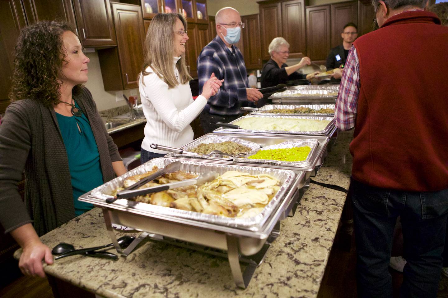 Εθελοντές εξυπηρετούν τους κατοίκους κατά τη διάρκεια ενός δείπνου για την Ημέρα των Ευχαριστιών στο Gable Point Senior Housing το Σάββατο 19 Νοεμβρίου 2022 στη Λίμνη Crystal.