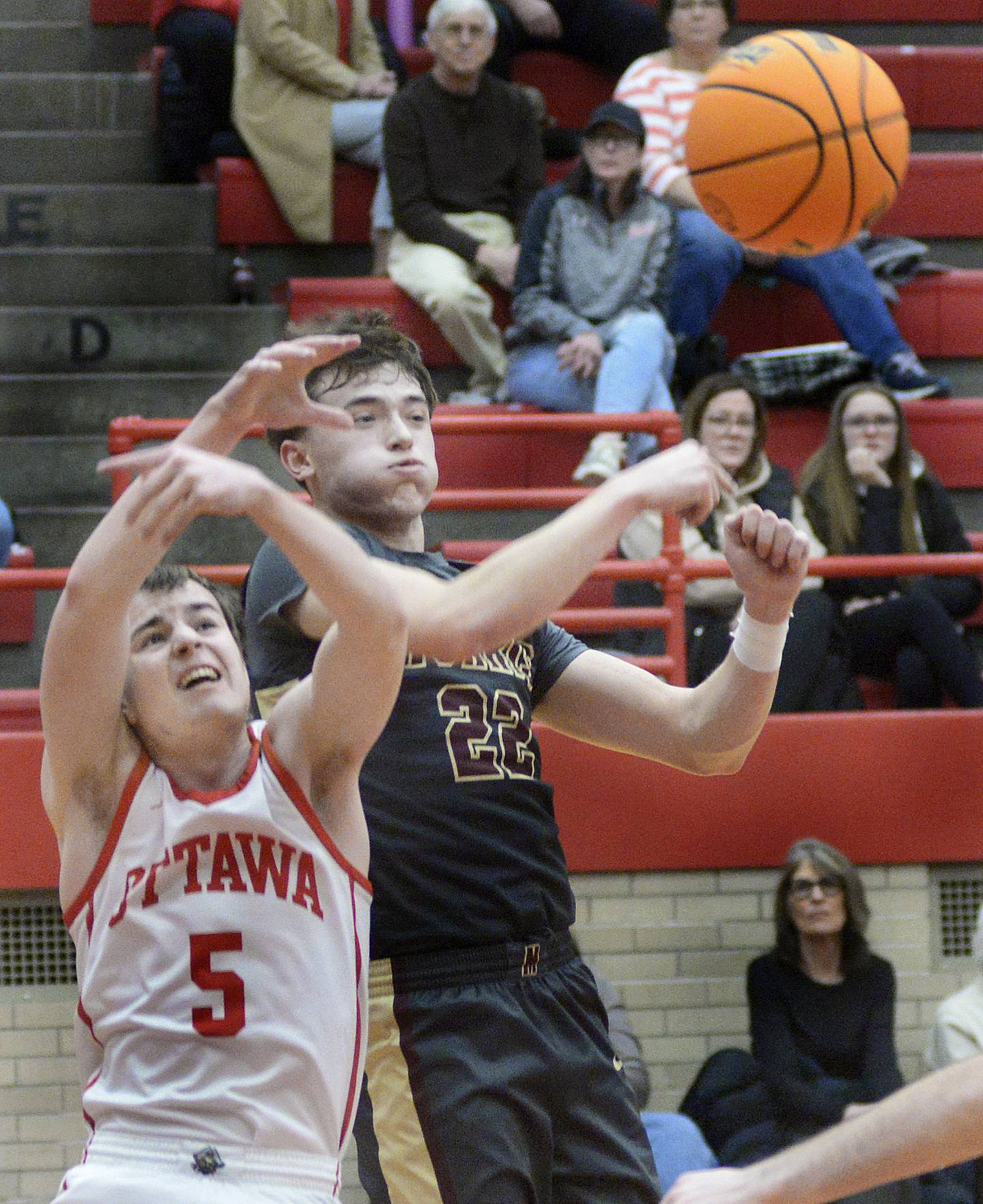 Ottawa’s Kyler Araujo and Morris’s Brett Bounds fight for a rebound in the 2nd period Tuesday at Ottawa.