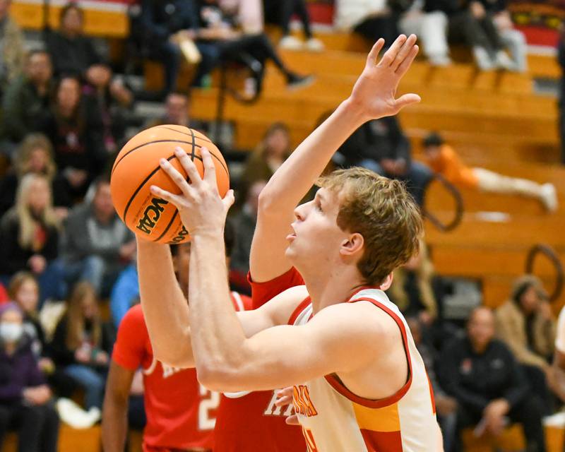 Batavia's Brett Berggren (14) makes a shot during the game on Saturday Jan. 24, 2026, while being defended by Hinsdale Central held at Batavia High School.