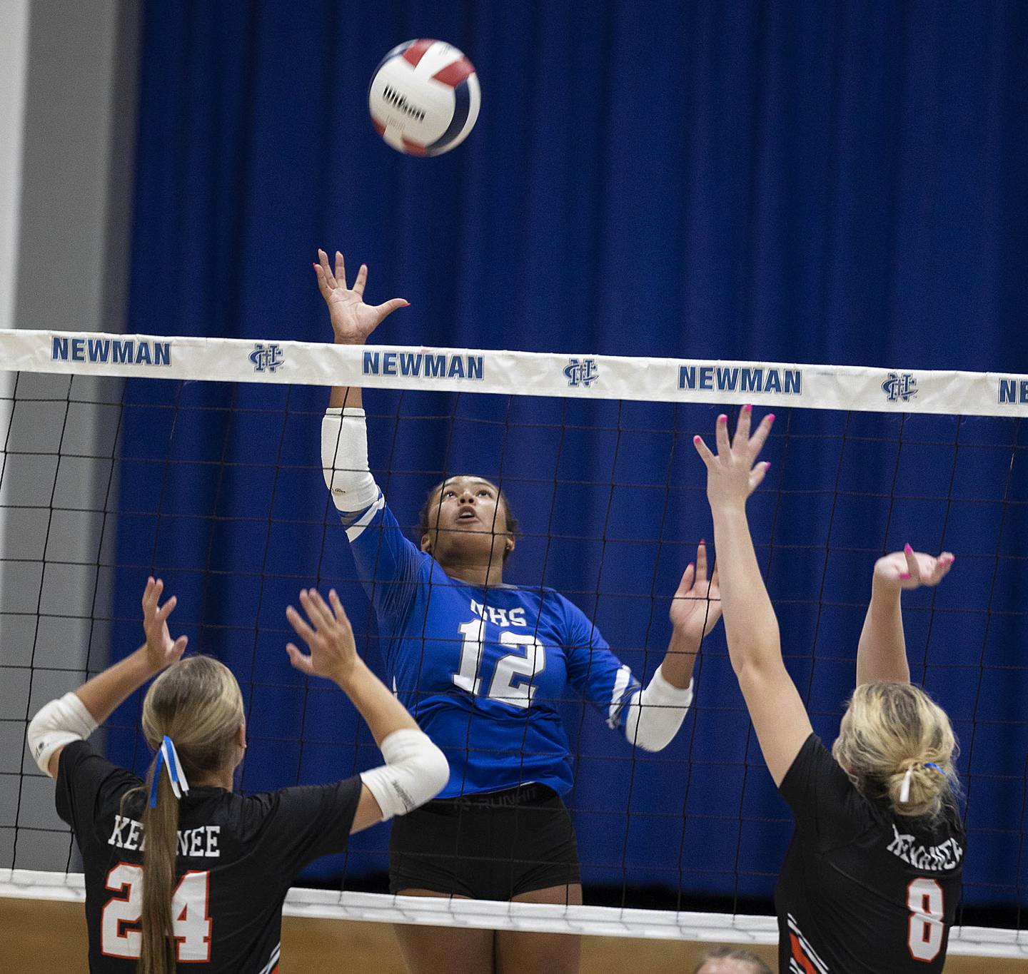 Newman’s Giselle Martin looks to make a play against Kewanee Tuesday, Sept. 16, 2025.