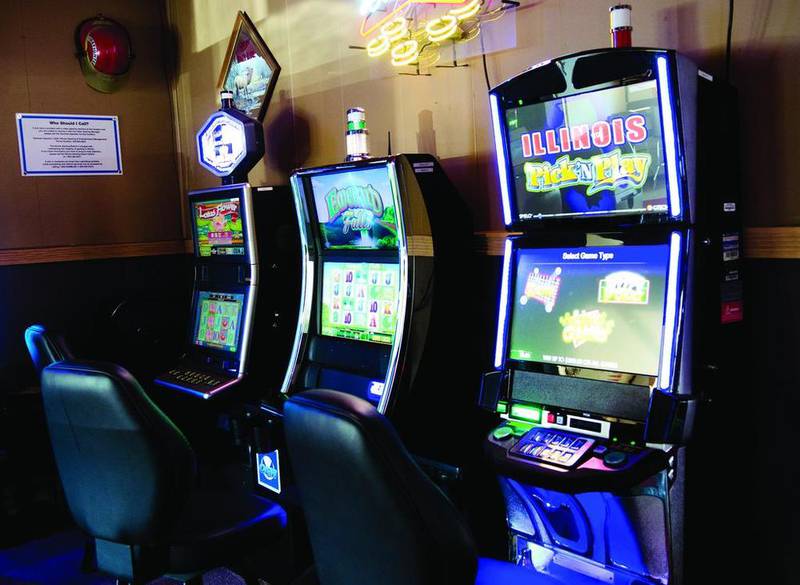 In addition to cold beer and good music, gambling machines are available for patrons who want to try their luck.