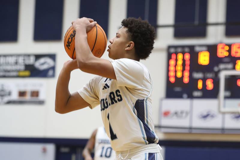 Plainfield South’s Ayden Foston lines up the outside shot against Morris on Wednesday, Jan. 28, 2026 in Plainfield.