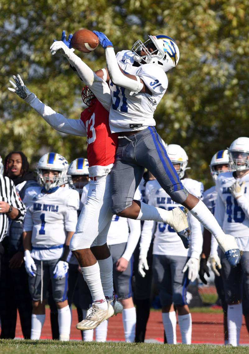 Joe Lewnard/jlewnard@dailyherald.com
Warren’s Chris McBride, right, intercepts a pass intended for South Elgin’s Ishmael George during the Class 8A second-round football game at South Elgin Saturday.